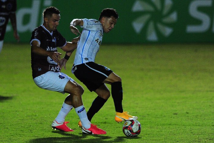 No primeiro jogo sem Renato, Grêmio fica empata com o Caxias e segue como vice-líder