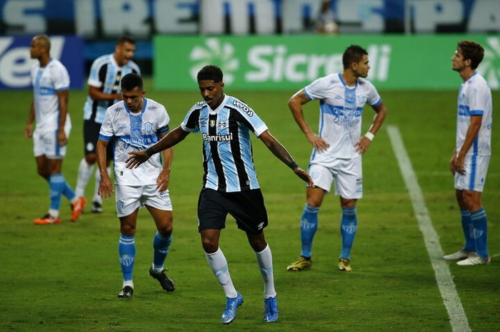 Grêmio vence Novo Hamburgo, retoma liderança e confirma classificação no Gauchão