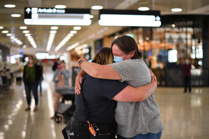 Abraços e lágrimas marcam retomada de viagens sem restrições entre  Austrália e Nova Zelândia | GZH