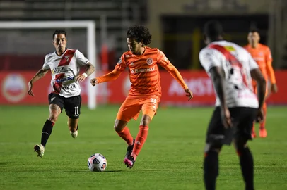 LA PAZ, BOLÍVIA - 20.04.2021 - O Inter estreia na Libertadores contra o Always Ready, em La Paz, na Bolívia, pela primeira rodada da fase de grupos.<!-- NICAID(14763085) -->
