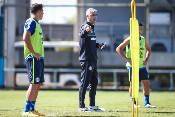 Reencontro, conversa e quadro no campo: veja como foi o primeiro treino de Tiago Nunes no Grêmio
