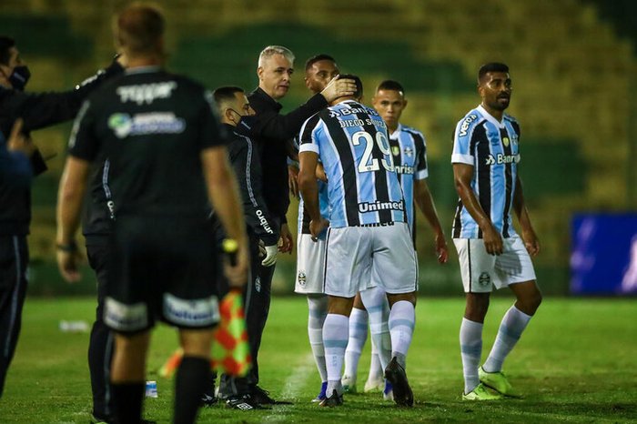 Na estreia de Tiago Nunes, Grêmio vence Ypiranga e encara o Caxias na semifinal do Gauchão