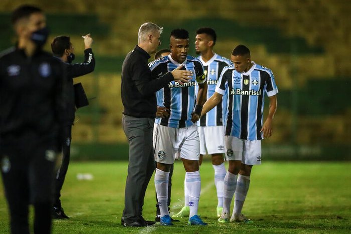 Cortez lamenta apagão do Grêmio no segundo tempo: Complicou o jogo