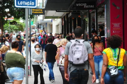 CAXIAS DO SUL, RS, BRASIL, 19/12/2020. Movimento no comércio no último fim de semana antes do Natal. Muita gente pelas ruas apesar da pandemia. Maioria de máscaras, aproveitando para fazer as compras natalinas. (Porthus Junior/Agência RBS)<!-- NICAID(14672726) -->