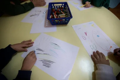 PORTO ALEGRE, RS, BRASIL - Em meio ao imbróglio entre Estado e Justiça sobre o retorno das aulas, a Escola de Educação Infantil Cativar resolveu receber as crianças e mantê-las na Escola. Foto: Jefferson Botega / Agencia RBS<!-- NICAID(14766702) -->