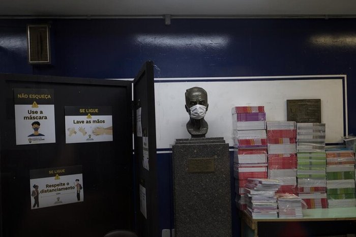 Escola Municipal Emílio Meyer não teve chegada de alunos, só de funcionários