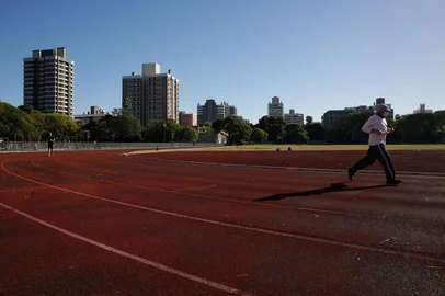 PORTO ALEGRE, RS, BRASIL, 29-04-2021: Centro Estadual de Treinamento Esportivo (Cete) reabre para caminhadas e corridas de segunda a sexta-feira, com ocupação máxima de cem pessoas. A reabertura se deve ao decreto publicado pelo governo do Estado que alterou o modelo de Distanciamento Controlado, colocando todo o território gaúcho em bandeira vermelha. (Foto: Mateus Bruxel/ Agência RBS)Indexador: Mateus Bruxel<!-- NICAID(14769506) -->