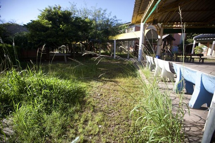 Escola Municipal Neusa Goulart Brizola também não reabriu por problemas com mato bem alto