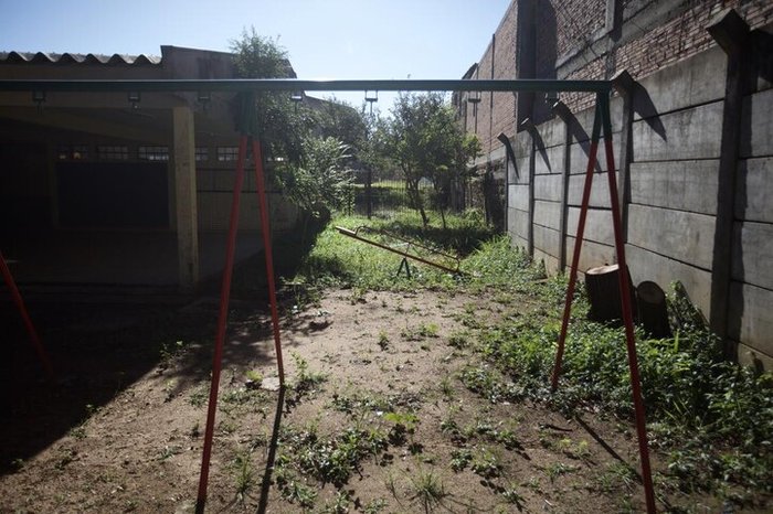 Escola Municipal José Loureiro da Silva tem vários problemas estruturais, como capim alto e pracinha sem manutenção