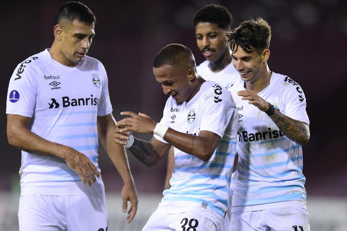 Grêmio vence Lanús na Argentina e se isola na liderança na Copa Sul-Americana