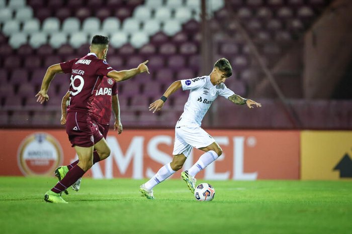 Ferreira exalta vitória do Grêmio sobre rival direto no grupo: Belo resultado fora de casa