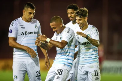 Gremio x LanusRS - FUTEBOL/CONMEBOL SULAMERICANA 2021 /GREMIO X LANUS - ESPORTES - Lance da partida entre Gremio e Lanus disputada na noite desta quinta-feira, no estÃ¡dio La Fortaleza, em Lanus, valida pela Sulamericana 2021. FOTO: LUCAS UEBEL/GREMIO FBPAEditoria: SPOLocal: LanusIndexador: Lucas UebelSecao: futebolFonte: Gremio.netFotógrafo: Gremio x Lanus<!-- NICAID(14770418) -->