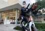 Personal trainer vai pedalar em quilômetros o número de cestas básicas que receber para doar; saiba como ajudar