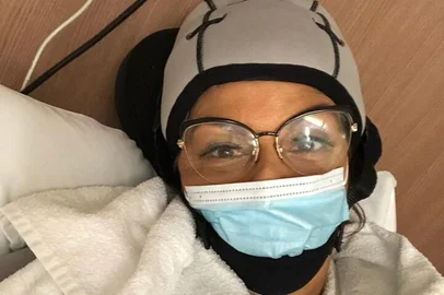 Cristina utilizando a touca inglesa<!-- NICAID(14770585) -->