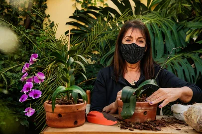 PORTO ALEGRE, RS, BRASIL - 26/04/2021 - A reportagem de capa de Donna vai tratar sobre a saúde mental das mulheres na pandemia. A matéria será repleta de depoimentos de leitoras que contam as estratégias que encontraram para manter a saúde mental em dia na pandemia. Uma delas é a Veneza de Oliveira Tabajara, que passou as e dedicar ao seu jardim em casa. (Foto: Marco Favero/Agencia RBS)<!-- NICAID(14767297) -->