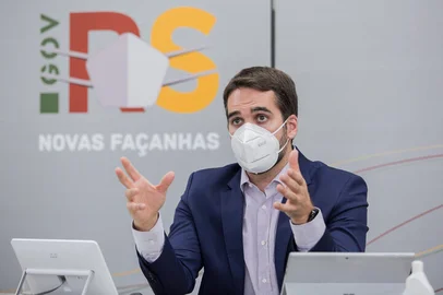 PORTO ALEGRE, RS, BRASIL, 04/05/2021 - Com o objetivo de seguir o diálogo sobre o novo sistema de distanciamento, o governador Eduardo Leite e integrantes do Gabinete do Crise se reuniram virtualmente, nesta terça-feira (4/5), com deputados e prefeitos que representam as associações regionais da Federação das Associações de Municípios do Rio Grande do Sul (Famurs). Fotos: Felipe Dalla Valle / Palácio PiratiniIndexador: Felipe Dalla Valle<!-- NICAID(14774328) -->