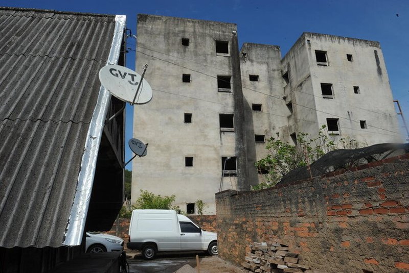 CAXIAS DO SUL, RS, BRASIL (15/04/2021)Vizinhos tem medo que prédio abandonado na rua Guerino Zugno em Forquerta dasebafe. (Antonio Valiente/Agência RBS)<!-- NICAID(14758472) -->