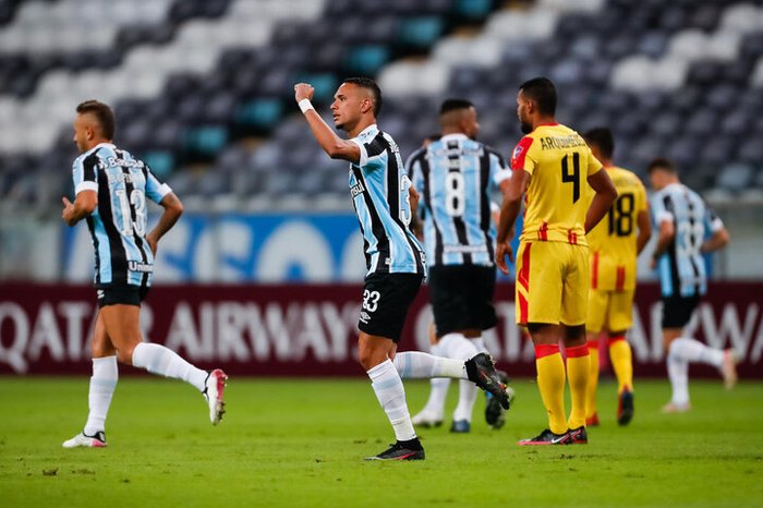 Autor de dois gols, Luiz Fernando celebra goleada de 8 a 0 do Grêmio: Especial