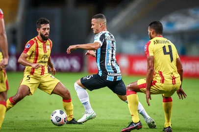 Gremio x AraguaRS - FUTEBOL/CONMEBOL SULAMERICANA 2021 /GREMIO X ARAGUA - ESPORTES - Lance da partida entre Gremio e Aragua disputada na noite desta quinta-feira, na Arena do Gremio, valida pela Sulamericana 2021. FOTO: LUCAS UEBEL/GREMIO FBPAEditoria: SPOLocal: Porto AlegreIndexador: Lucas UebelSecao: futebolFonte: Gremio.netFotógrafo: Gremio x Aragua<!-- NICAID(14776785) -->