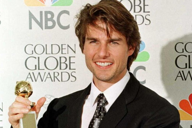 US-GOLDEN GLOBES/TOM CRUISEActor Tom Cruise holds his award for Best Actor in a Motion Picture Comedy for his role in Jerry Maguire 19 January at the 54th Annual Golden Globe Awards in Beverly Hills, California.  AFP PHOTO  Kim Kulish/mn (Photo by KIM KULISH / AFP)Local: Beverly HillsIndexador: KIM KULISHFonte: AFP<!-- NICAID(14779668) -->