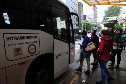 CAXIAS DO SUL, RS, BRASIL, 11/05/2021. Visate vai assumir o serviço de transporte intramunicipal em Caxias do SulCase: Cladecir Kich, 47 anos, motorista da Expresso Santa Lúcia, que faz as linhas de Santa Lúcia do Piaí e de Fazenda Souza. (Porthus Junior/Agência RBS)<!-- NICAID(14780388) -->