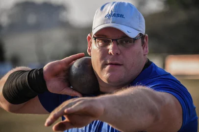 Brazilian shot put athlete Darlan Romani trains at the Brazilian Athletics Confederation (CBAt) training centre in Braganca Paulista, some 88 km from Sao Paulo, Brazil on August 28, 2019. - Current number two in the world rankings, Brazilian Darlan Romani is among the favorites to win shot put gold medal in the upcoming Doha World Athletics Championships, which will be held from September 27 to October 6 at the Qatari capital. (Photo by NELSON ALMEIDA / AFP)Editoria: SPOLocal: Bragança PaulistaIndexador: NELSON ALMEIDASecao: shot putFonte: AFPFotógrafo: STF<!-- NICAID(14781953) -->
