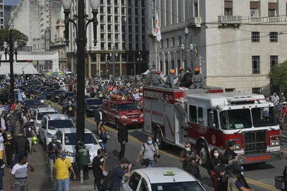 EDITORS NOTE: Graphic content / The coffin of Sao Paulos Mayor Bruno Covas is carried on a firefighter truck during a convoy as part of his funeral in Sao Paulo, Brazil on May 16, 2021. - The mayor of Sao Paulo, Brazils most populous city, died Sunday after a long battle with cancer of the digestive system, the hospital where he was being treated announced. (Photo by NELSON ALMEIDA / AFP)Editoria: POLLocal: Sao PauloIndexador: NELSON ALMEIDASecao: governmentFonte: AFPFotógrafo: STF<!-- NICAID(14784437) -->