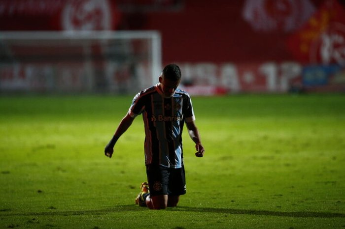 Após promessa feita em velório, Ricardinho diz que usa futebol como remédio