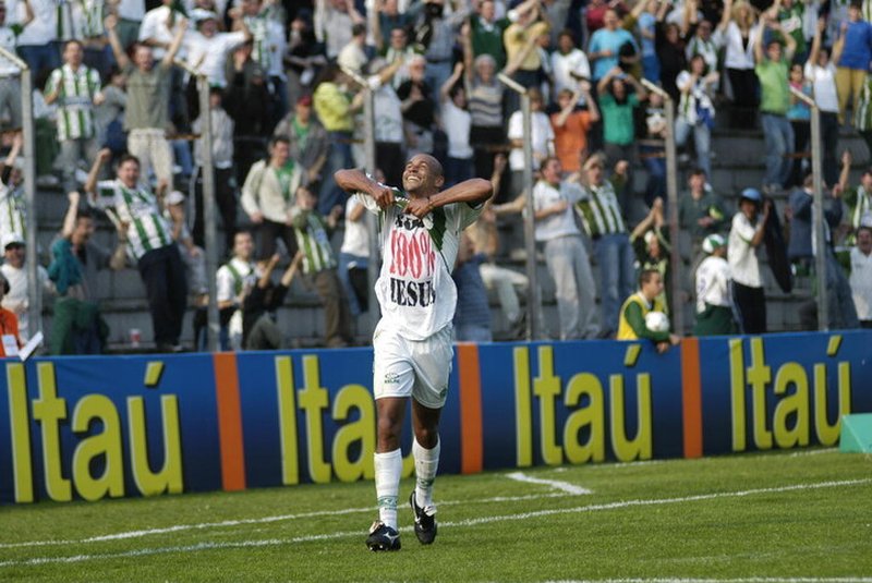 Leonardo Manzi, jogador do Juventude, comemora seu gol na partida contra o Atlético Paranaense válida pelo Campeonato Brasileiro 2003. Fonte: Agência RBS<!-- NICAID(1488276) -->