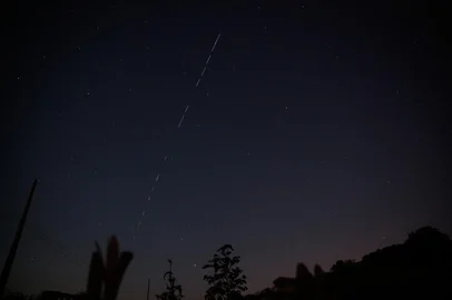 DOIS IRMÃOS, RS, BRASIL - 18/05/2021 - Passagem de dezenas de pontos luminosos enfileirados pelas constelações. É a colocação em órbita do lote de 60 satélites, da startup SpaceX, em seu lançamento L27 para compor a plataforma de internet Starlink na órbita terrestre. Estão previstos 11943 satélites para compor a rede de internet para cobrir todo o globo. (Foto: Marco Favero/Agencia RBS)<!-- NICAID(14786853) -->
