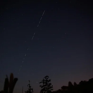 DOIS IRMÃOS, RS, BRASIL - 18/05/2021 - Passagem de dezenas de pontos luminosos enfileirados pelas constelações. É a colocação em órbita do lote de 60 satélites, da startup SpaceX, em seu lançamento L27 para compor a plataforma de internet Starlink na órbita terrestre. Estão previstos 11943 satélites para compor a rede de internet para cobrir todo o globo. (Foto: Marco Favero/Agencia RBS)<!-- NICAID(14786853) -->