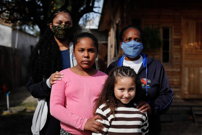 Liderança do quilombo de Macanudos, em Rio Grande, Charlene da Costa Bandeira e a mãe, Vera, estão vacinadas com a primeira dose