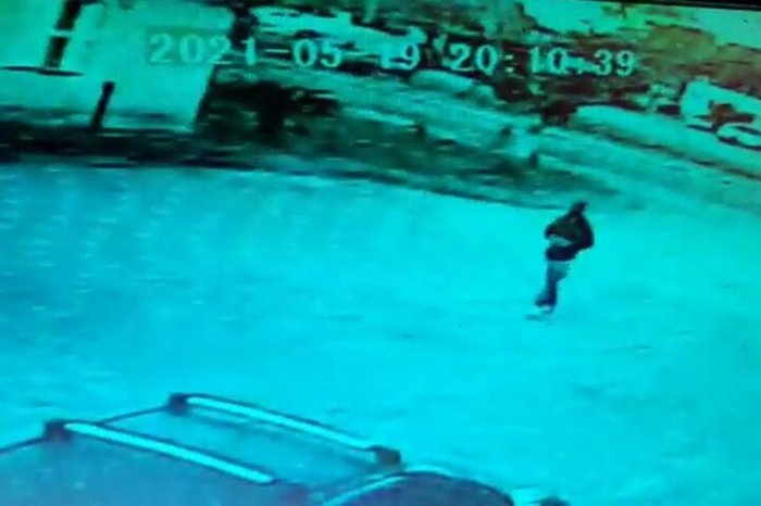 Câmeras mostram momento em que homem caminha em direção ao mercado no bairro Três Vendas em Pelotas