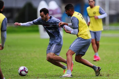 CAXIAS DO SUL, RS, BRASIL, 20/05/2021. Treino do Caxias no campo suplementar. O Caxias irá disputar a série D do Campeonato Brasileiro 2021. Na foto, meia Felipe Tontini (E) e atacante Yuri Martins. (Porthus Junior/Agência RBS)Indexador:                                 <!-- NICAID(14788741) -->