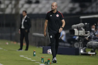 Brazils Internacional coach Spanish Miguel Angel Ramirez walks during the Copa Libertadores football tournament group stage match between Paraguays Olimpia and Brazils Internacional at the Manuel Ferreira Stadium in Asuncion on May 20, 2021. (Photo by Cesar Olmedo / POOL / AFP)Editoria: SPOLocal: AsuncionIndexador: CESAR OLMEDOSecao: soccerFonte: POOLFotógrafo: STR<!-- NICAID(14789008) -->