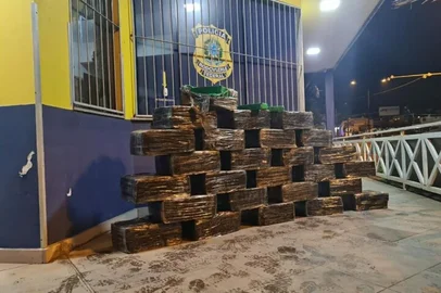 Depois de tentar fugir e provocar acidentes, casal de traficantes é preso com 400 quilos de maconha em Caxias do Sul<!-- NICAID(14789323) -->