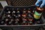 PORTO ALEGRE, RS, BRASIL - Cervejarias locais estão registrando aumento na venda de chope em growler pet (garrafas plásticas), com envase em alta pressão. Fotos na fábrica da Al Capoe enchendo growler pet.Indexador: Jefferson Botega<!-- NICAID(14767525) -->