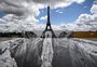 Obra artística cria "abismo" sob a Torre Eiffel, em Paris