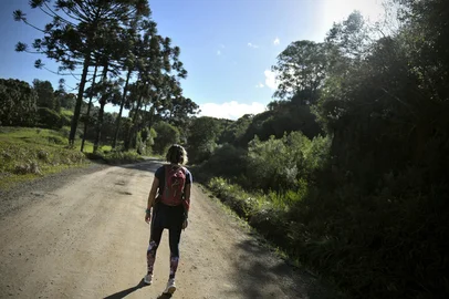 CAXIAS DO SUL, RS, BRASIL, 16/05/2019 - A personal trainer Renata Mariani percorre o percurso da romaria de Nossa Senhora de Caravaggio e dá dicas para os participantes manterem o cuidado com o corpo durante a caminhada (FOTO: ANSELMO CUNHA/AGENCIA RBS)Indexador:                                 <!-- NICAID(14081614) -->