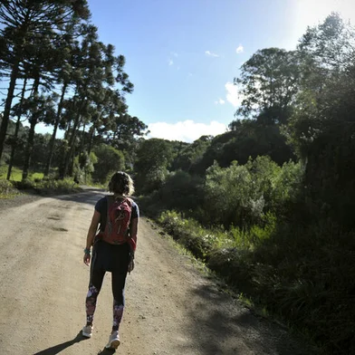 CAXIAS DO SUL, RS, BRASIL, 16/05/2019 - A personal trainer Renata Mariani percorre o percurso da romaria de Nossa Senhora de Caravaggio e dá dicas para os participantes manterem o cuidado com o corpo durante a caminhada (FOTO: ANSELMO CUNHA/AGENCIA RBS)Indexador:                                 <!-- NICAID(14081614) -->