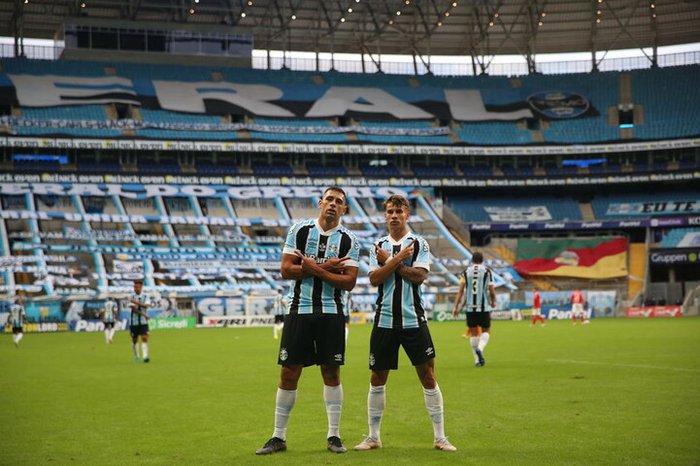 Ferreira comemora retorno ao Grêmio com gol e título estadual; Maicon e Brenno também celebram