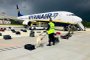 A Belarusian dog handler checks luggages off a Ryanair Boeing 737-8AS (flight number FR4978) parked on Minsk International Airports apron in Minsk, on May 23, 2021. - Belarusian opposition Telegram channel Nexta said Sunday its former editor and exiled opposition activist Roman Protasevich had been detained at Minsk airport after his Lithuania-bound flight made an emergency landing. Protasevich was travelling aboard a Ryanair flight from Athens to Vilnius, which made an emergency landing following a bomb scare, TASS news agency reported citing the press service of Minsk airport. The plane was checked, no bomb was found and all passengers were sent for another security search, Nexta said. Among them was... Nexta journalist Roman Protasevich. He was detained. (Photo by - / ONLINER.BY / AFP) / RESTRICTED TO EDITORIAL USE - MANDATORY CREDIT AFP PHOTO / ONLINER.BY  - NO MARKETING - NO ADVERTISING CAMPAIGNS - DISTRIBUTED AS A SERVICE TO CLIENTSEditoria: CLJLocal: MinskIndexador: -Secao: policeFonte: ONLINER.BYFotógrafo: Handout<!-- NICAID(14790597) -->