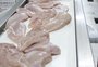 O que explica a tendência de oferta menor e preço maior na carne de frango e na suína