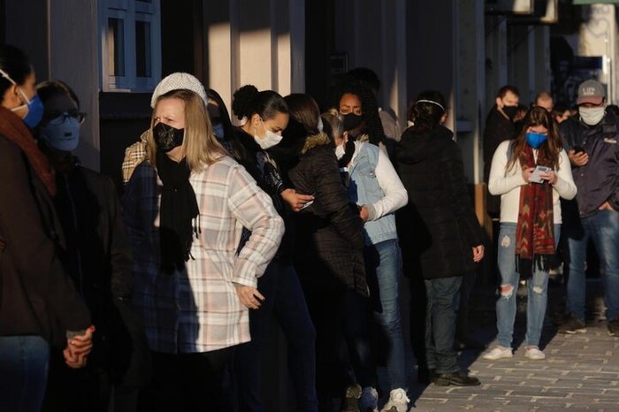 Fila na Unidade de saúde Santa Marta