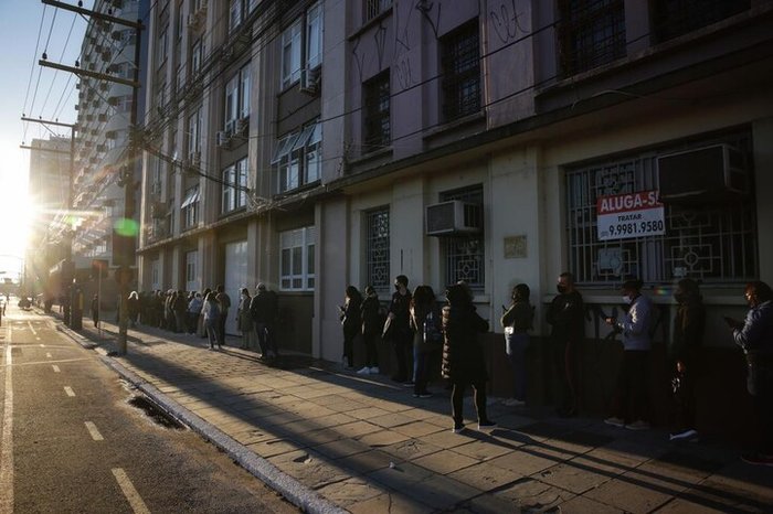 Fila na Unidade de saúde Santa Marta