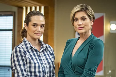 Luna/Fiona (Juliana Paiva) e Helena (Flávia Alessandra) , salve-se quem puder<!-- NICAID(14794864) -->