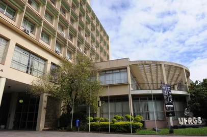 Linha Turismo , pontos de turismo em Porto Alegre. Prédios da UFRGS, reitoria.<!-- NICAID(7087321) -->