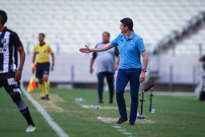 Auxiliar de Tiago Nunes destaca rendimento do segundo tempo do Grêmio e lamenta gol do final
