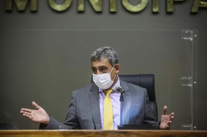 PORTO ALEGRE, RS, BRASIL,  31/05/2021- Prefeito Sebastião Melo irá hoje, às 14h, à Câmara Municipal defender o projeto de reforma da Previdência dos municipários. Como implica mudança na lei Orgânica, são necessários 24 votos favoráveis. Na foto: Municipários fazem protesto do lado de fora. Foto: André Ávila  / Agencia RBSIndexador: Andre Avila<!-- NICAID(14796877) -->