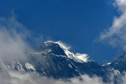 Mount Everest (height 8848 metres) is seen in the Everest region, some 140 km northeast of Kathmandu, on May 27, 2019. (Photo by PRAKASH MATHEMA / AFP)Editoria: LIFLocal: EverestIndexador: PRAKASH MATHEMASecao: tourismFonte: AFPFotógrafo: STR<!-- NICAID(14098465) -->